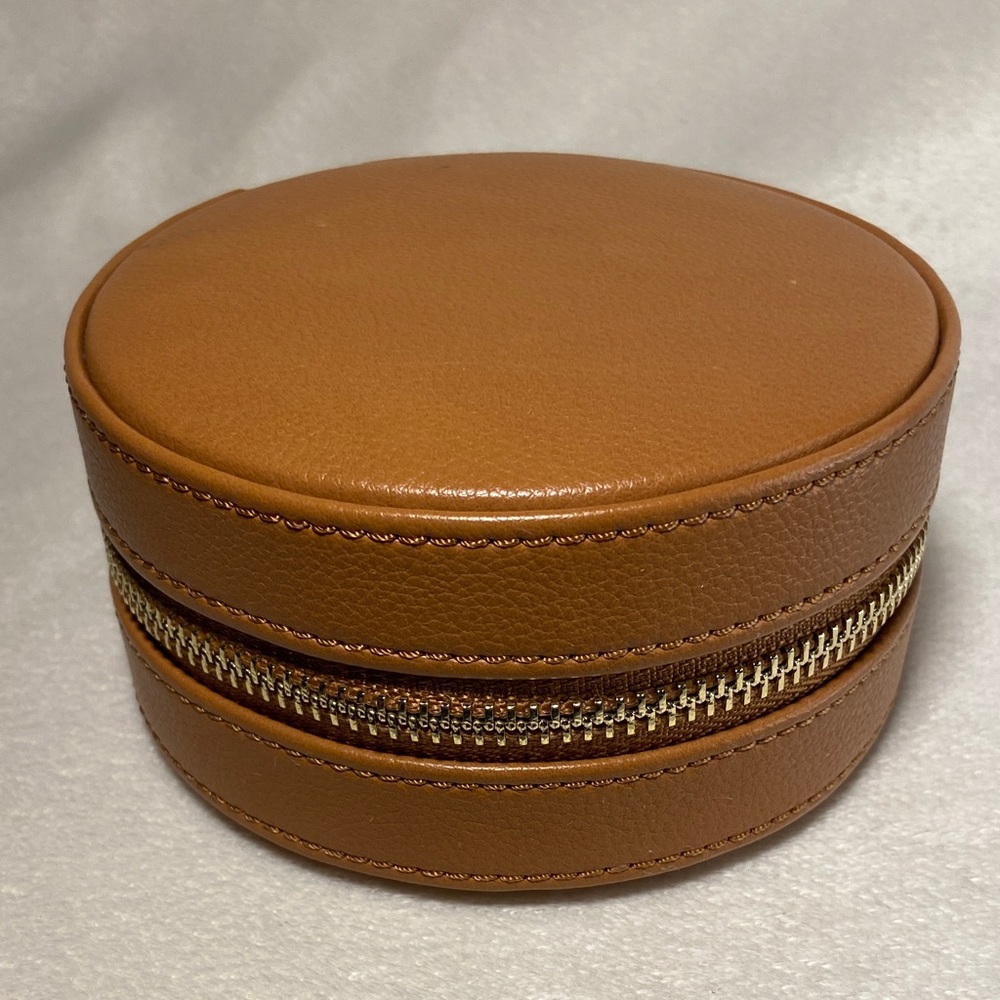 Macy’s Camel Brown Round Zipper Jewelry Travel Case Faux Leather EUC